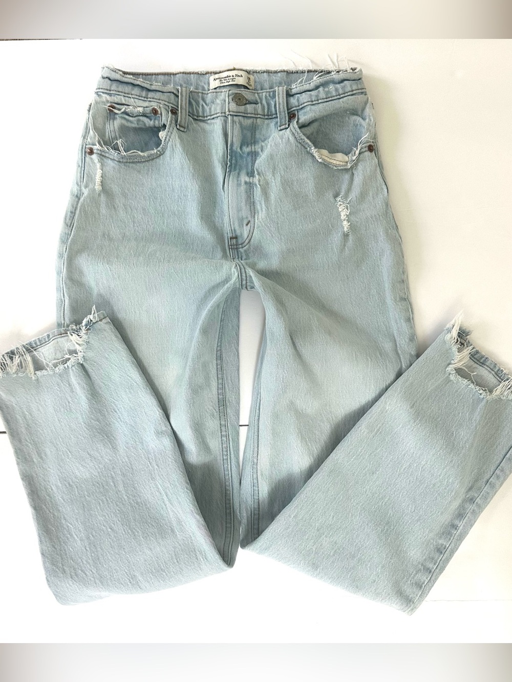 Abercrombie & Fitch The 90’s Straight Ultra High Rise Jeans Size 28 / 6 Lt Blue